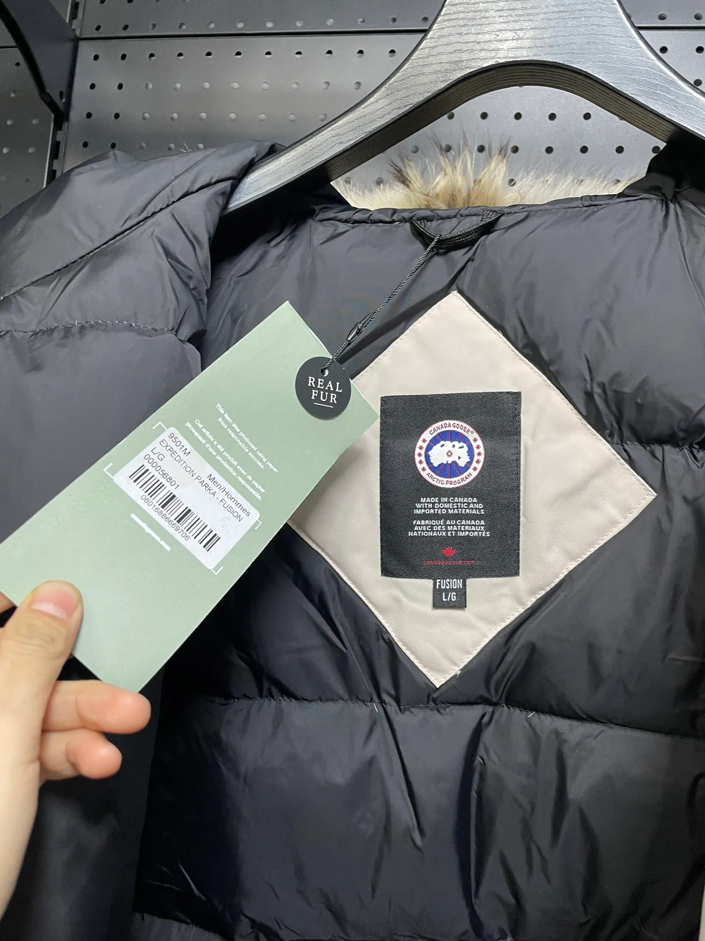 P1060 CANADA GOOES 🇨🇦ⒿⓅⓈ manufactures 10 models of snow curse men and women couples. Factory direct supply: supplying global purchasing agents, micro-business, entities, Tmall, high-end stalls and studio cooperation, free shipping! There are 10 types of Canada Goose Snow Mantra parkas for men and women, the Rolls-Royce of down jackets. ➖ Industry-leading anti-counterfeiting chip sensing. ➖ Imported Behringer embroidery machines and customized embroidery labels, the highest level and industry leading. ➖ Imported Korean 21-count polyester-cotton blended original fabric, TC85 waterproof coated fabric, water-repellent, windproof and wear-resistant. ➖ The new national standard 90 white duck down has an average down filling of 300 grams. The amount of down filling is industry-leading. ➖ 100% nylon lining with double double-layer sealing design to prevent velvet running, and seamless thread design on the cuffs! ➖ Yoshida YKK provides original factory-customized electroplated sliders. YKK two-way lockable zippers are tight and smooth and do not peel off paint. ➖ 3M composite Velcro is durable and the accessories and hardware are all custom-made. Note: Our copywriting is only simple and clear. Instead of bragging about the copywriting, it is better to compare and understand with samples. Only for the purest goose, the most dedicated, the most professional, the highest quality, the highest cost performance! SIZE:XS-XXL [with size chart]